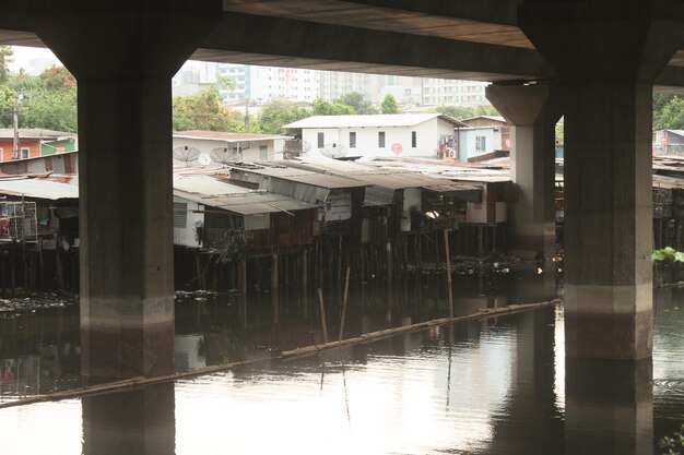 De nombreuses maisons anciennes sont au bord de l'eau.