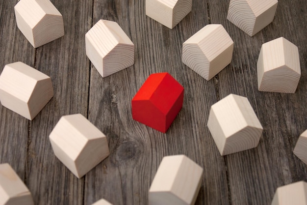 De nombreuses maisons en bois avec une seule maison rouge au centre