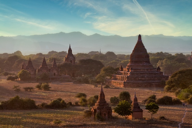 De nombreuses pagodes à Bagan qui est une importante destination touristique du Myanmar