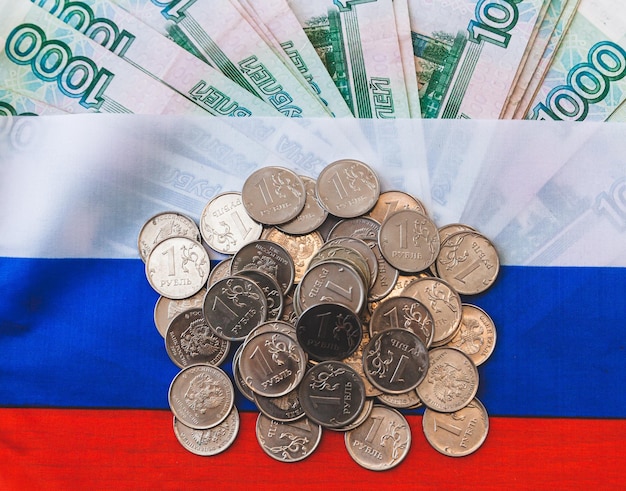 De nombreuses pièces de 1 rouble reposent sur l'argent russe