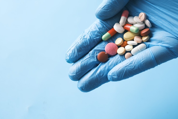 Photo de nombreuses pilules médicales sur la paume de la main avec espace de copie