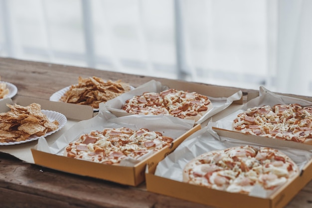 De nombreuses pizzas sont placées sur la table lors des fêtes du siège social de l'entreprise.