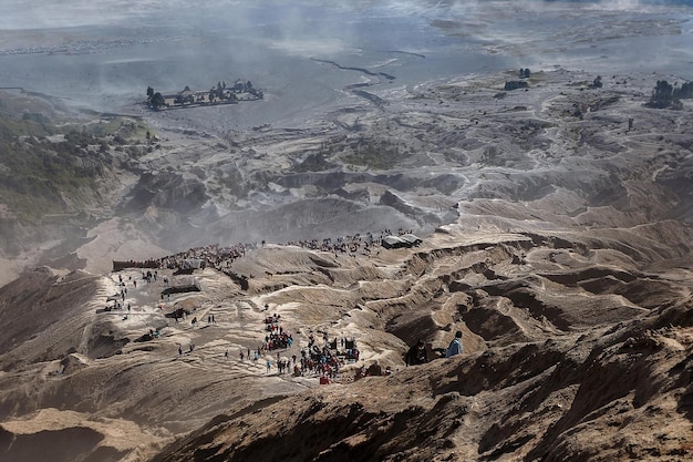 De nombreuses silhouettes de personnes au pied du volcan Bromo dans l'île de Java en Indonésie