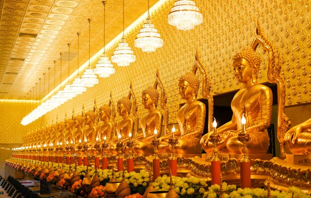 De nombreuses statues de Bouddha en or dans le temple du complexe du musée de Muangboran (ville ancienne), Thaïlande.