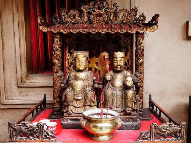 De nombreuses statues chinoises de dieu et d'ange dans la maison de joss chinoise au sanctuaire chinois de la princesse Soi Dok Mak, une déesse locale pour les personnes qui prient dans le temple Wat Phanan Choeng à Ayutthaya en Thaïlande