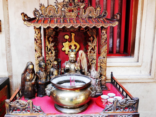 Photo de nombreuses statues chinoises de dieu et d'ange dans la maison de joss chinoise au sanctuaire chinois de la princesse soi dok mak, une déesse locale pour les personnes qui prient dans le temple wat phanan choeng à ayutthaya en thaïlande