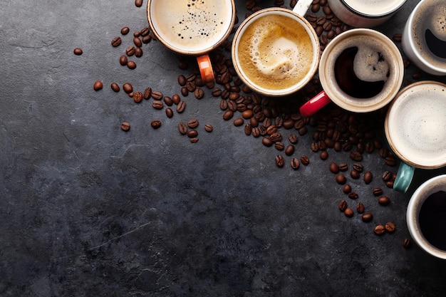 De nombreuses tasses de café sur une table en pierre