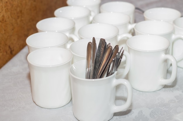 De nombreuses tasses à thé blanches vides pour la restauration et les préparations de banquet de restauration