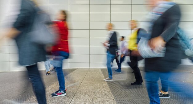 De nombreux anonymes font du shopping dans un centre commercial lumineux