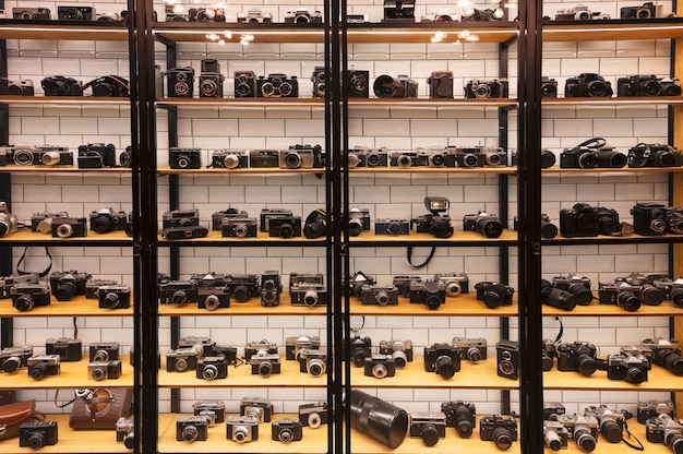 De nombreux appareils photo argentiques rétro différents