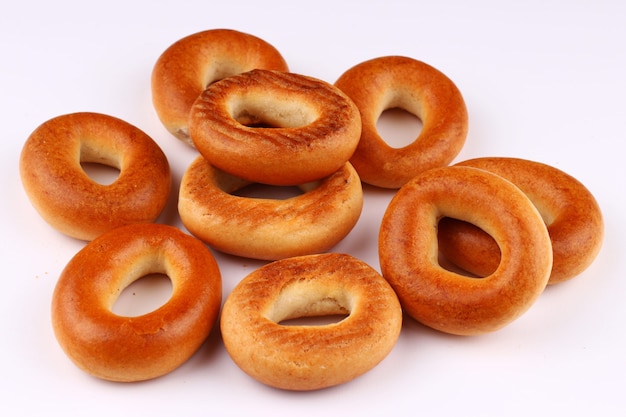 De nombreux bagels sur une surface blanche