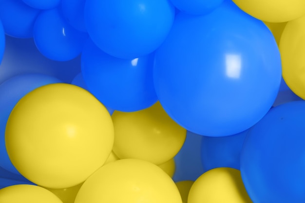 De nombreux ballons aux couleurs du drapeau ukrainien en arrière-plan