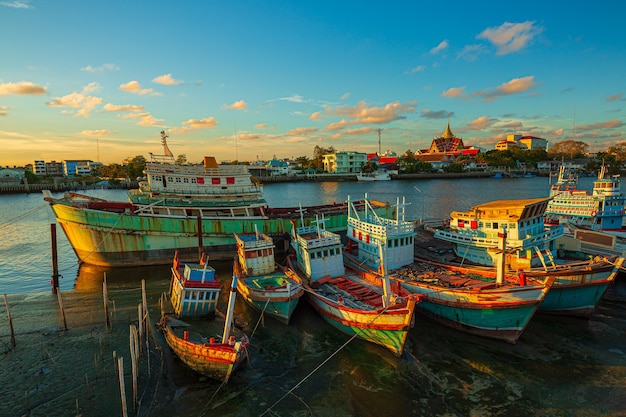 De nombreux bateaux amarrés au lever du soleil le matin au port de Chalong