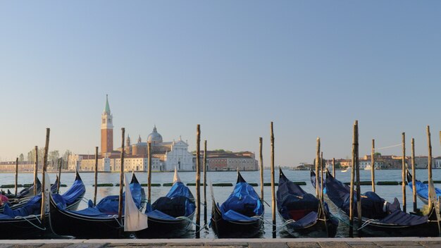 De nombreux bateaux de gondole à Venise Italie