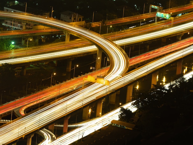 De nombreux bâtiments dans le paysage urbain