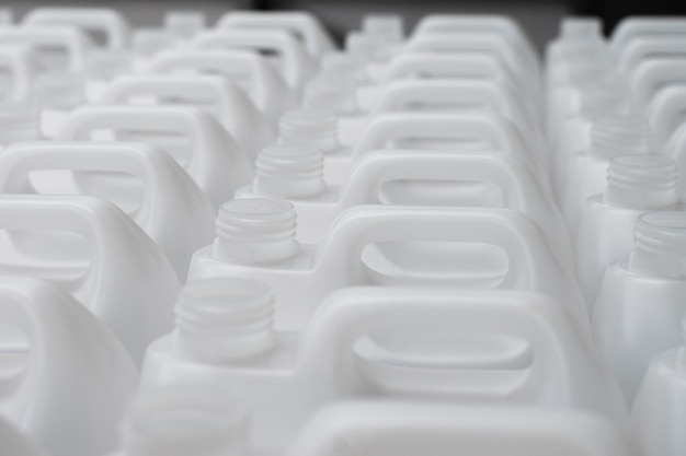 De nombreux bidons en plastique en usine chimique préparés pour la ligne de production