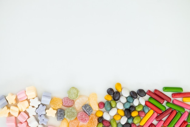 De nombreux bonbons bonbons différents sur fond blanc