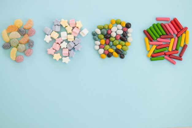 De nombreux bonbons bonbons différents sur fond bleu