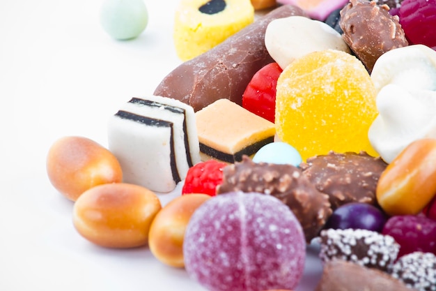 De nombreux bonbons sur fond blanc.En-cas aux fruits