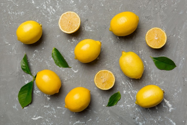 De nombreux citrons mûrs frais comme arrière-plan coloré Vue de dessus Arrière-plan élégant de tranches de citron et de citron Vue de dessus mise à plat