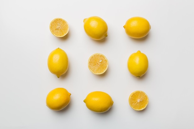 De nombreux citrons mûrs frais comme arrière-plan coloré Vue de dessus Arrière-plan élégant de tranches de citron et de citron Vue de dessus mise à plat