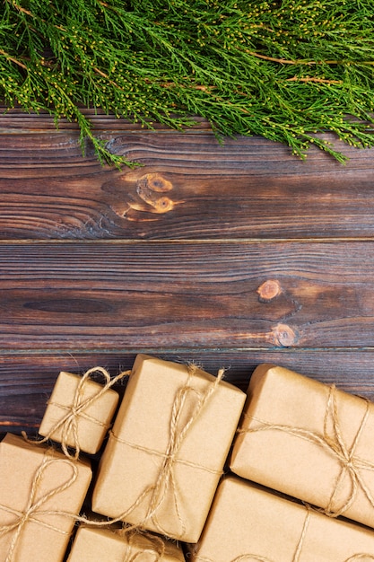 Nombreux coffrets cadeaux en bois rustique foncé, branches de sapin de Noël, vanités de Noël