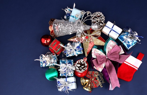 Nombreux coffrets cadeaux et décorations de Noël avec fond bleu.