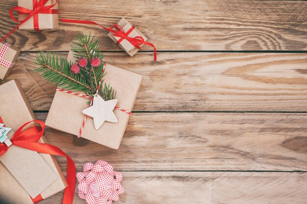 De nombreux coffrets cadeaux de Noël sur fond de bois.