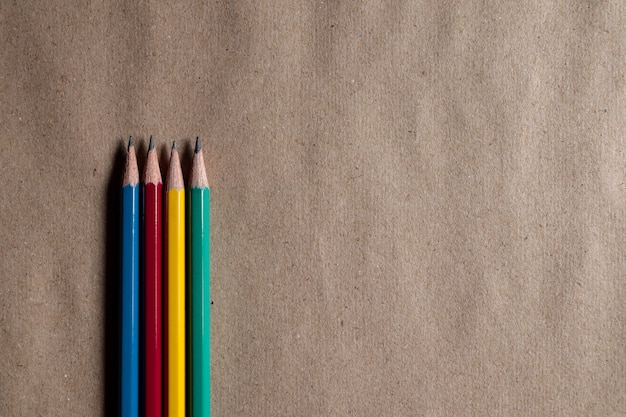 De nombreux crayons colorés sur du papier brun peuvent être appliqués aux dessins.