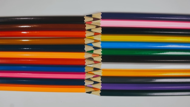 De nombreux crayons de couleur sont disposés sur les bords de l'image