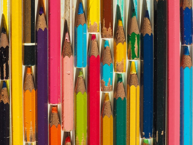 De nombreux crayons de couleur