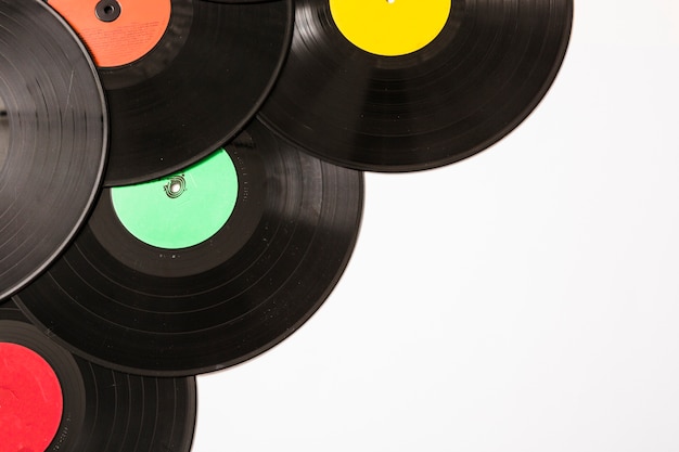 Photo de nombreux disques vinyles sur fond blanc