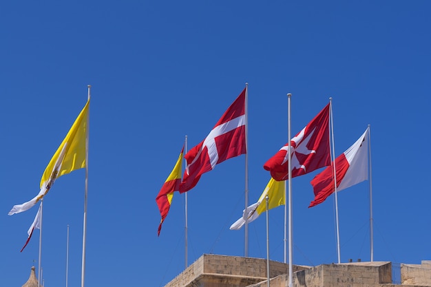 De nombreux drapeaux sur la ville de Birgu