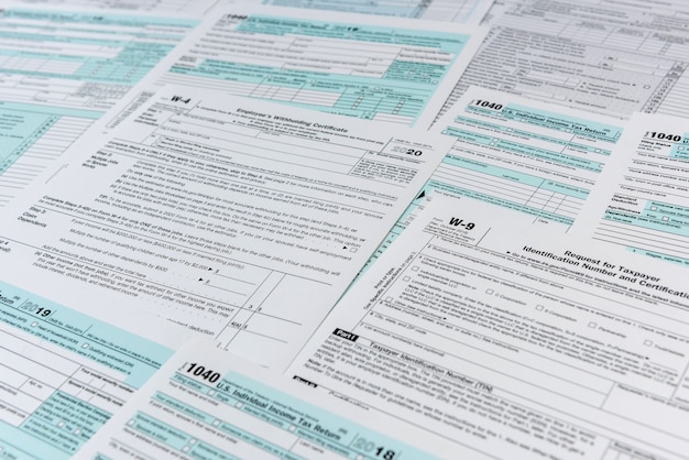 De nombreux formulaires fiscaux différents aux États-Unis. formulaire w4 w9 et 1040 à remplir en avril. Le temps des impôts