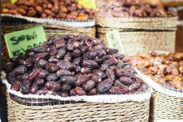 de nombreux fruits de dattes sont exposés à la vente sur le marché local