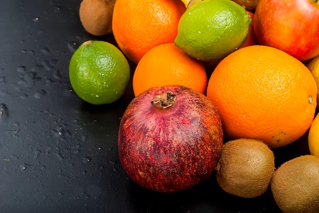 Nombreux fruits sur fond noir