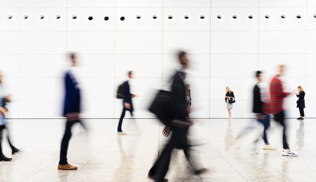 De nombreux hommes d'affaires voyageant à l'aéroport