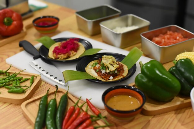 Photo de nombreux ingrédients pour préparer des tacos dans un restaurant mexicain