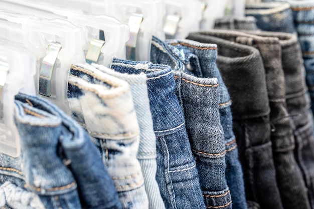 De nombreux jeans bleus sur des cintres à vendre au marché de rue en Thaïlande se bouchent