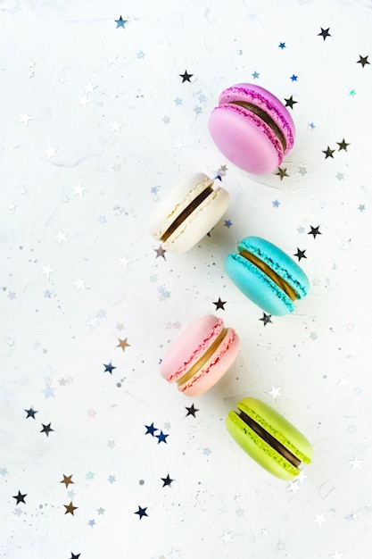 De nombreux macarons à plat avec des confettis