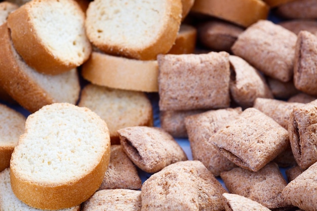 De nombreux mandrins de pain gros plan craquelins concept de petit-déjeuner fond de cuisine concept de saine alimentation