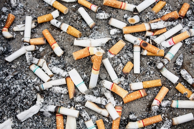 De nombreux mégots de cigarettes dans le cendrier