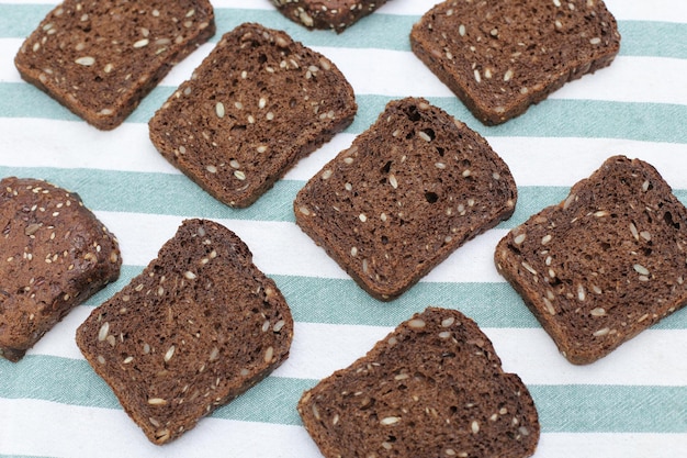 De nombreux morceaux de pain de grain noir sur la nappe