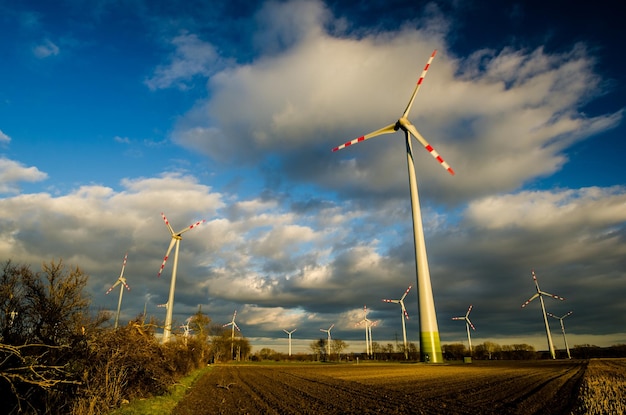 De nombreux moulins à vent avec des nuages d'orage