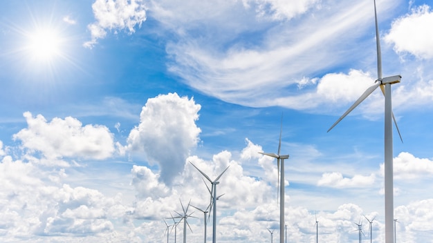 De nombreux moulins à vent sous le soleil sur fond de ciel bleu et de nuages blancs, L'énergie propre qui est l'énergie électrique respectueuse de l'environnement aide à réduire le réchauffement climatique