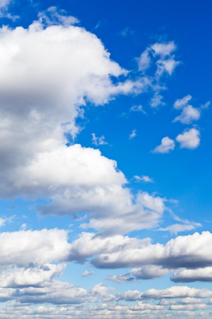 De nombreux nuages blancs poilus dans le ciel bleu