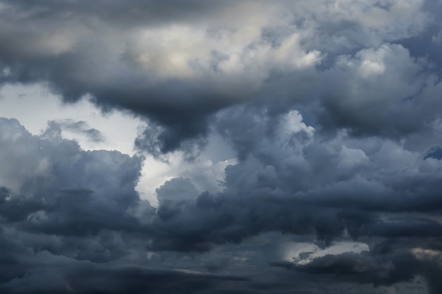 De nombreux nuages se rassemblent pour faire pleuvoir.