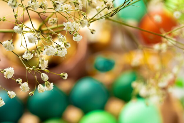 De nombreux œufs de Pâques décorés de branches florales