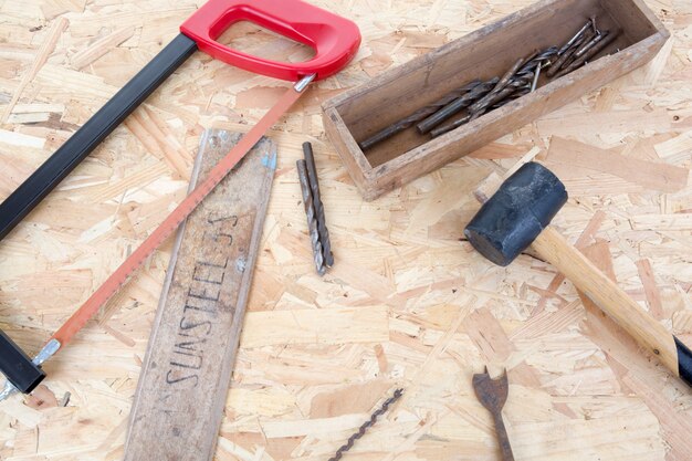 De nombreux outils du passé sous une table en bois, vue de dessus