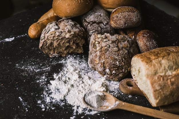 De nombreux pains mixtes et bagels faits à la main